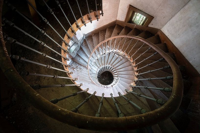 Escalier en bois abandonné. par Roman Robroek - Photos de bâtiments abandonnés