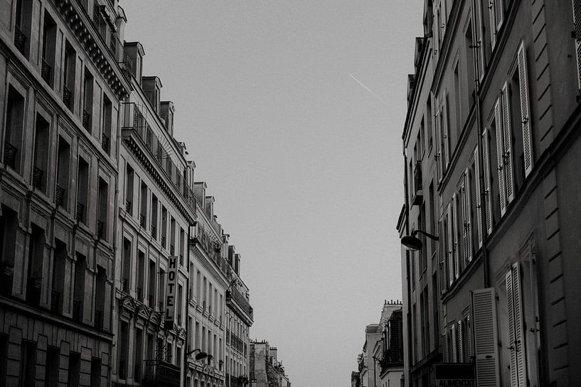 Rue romantique à Paris avec coucher de soleil noir et blanc par Manon Visser