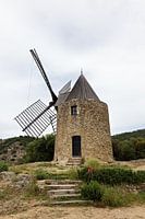Alte, historische Windmühle in Grimaud mit dem Massif des Maures in Frankreich im Frühling, Côte d'Azur