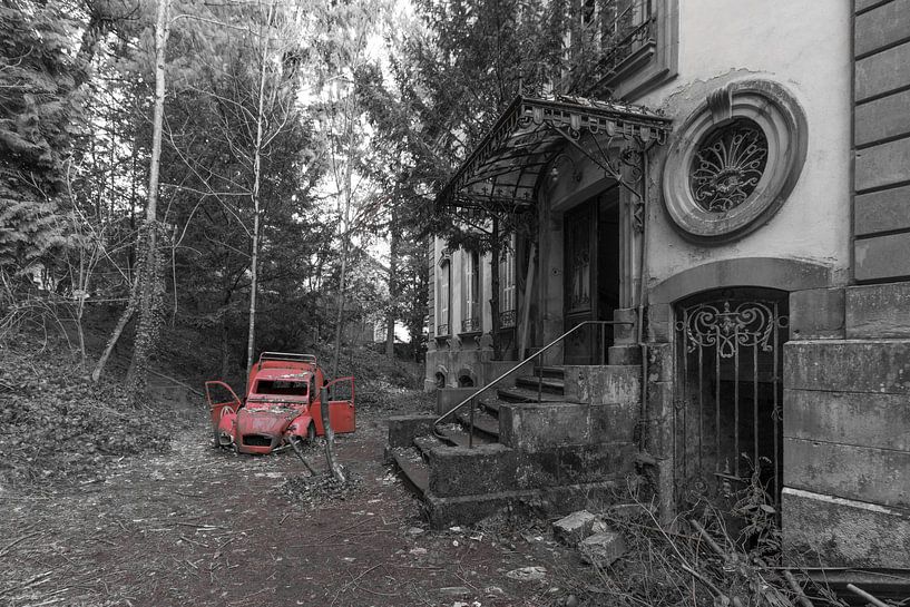 Voiture abandonnée au Château Lumière par Patrick Löbler