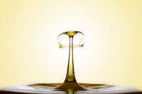 Collision d'éclaboussures en jaune