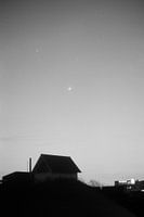 Lune croissante sur une maison de dune à Terschelling