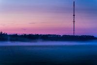 Zendmast Wieringermeer in de avond
