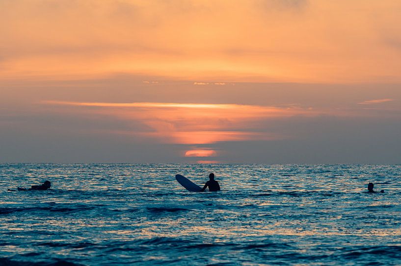 Les surfeurs admirent le coucher de soleil à Terschelling par Surfen - Alex Hamstra Photography