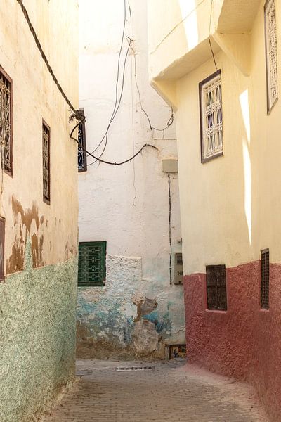 Ruelle atmosphérique à Moulay Idriss | Maroc | tirage photo de voyage par Kimberley Helmendag