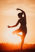 Silhouette d'une yogapose au coucher du soleil