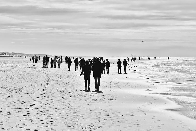 Mensen in de Herfst aan het Strand - Noordwijk aan Zee - Nederlandse Kust - Zwart-wit fotografie van VenVision Art