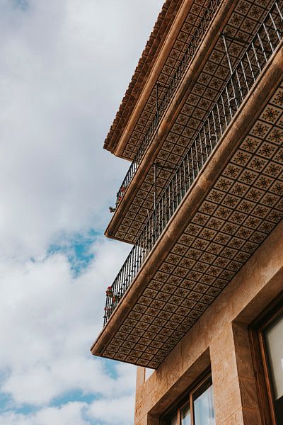 Carreaux colorés sous le balcon dans le centre de Jávea. Alicante, Espagne par Manon Visser