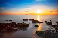 Des rochers au coucher du soleil dans l'eau