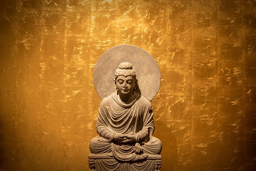 Buddhastatue vor goldener Wand im Meditationssitz von Alexander Baumann