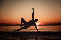 Yogapose comme silhoutte le soleil