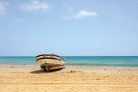 Scène de bateau de pêche sur la plage blanche de Santa Maria à Sal Cap-Vert