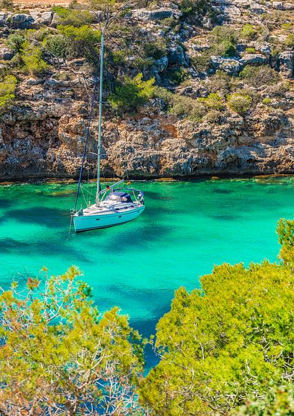 Voilier yacht au bord de la mer sur l'île de Majorque, Espagne Mer Méditerranée par Alex Winter