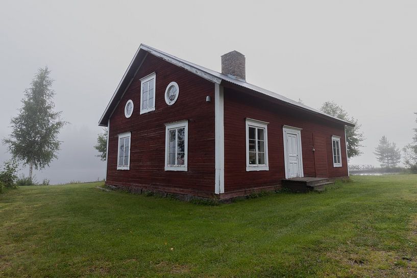 Schwedische rote Stuga in Nebel gehüllt von Bram Lubbers