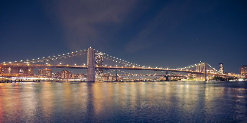 Brooklyn Bridge über den East River in New York City von Robert Ruidl