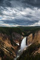 Dunkle Wolken über den Yellowstone Falls