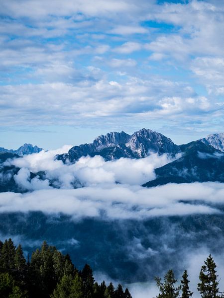 Berge in den Wolken von MDGshots
