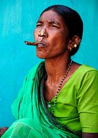 Zigarre rauchende Frau eines indischen Adivasi.