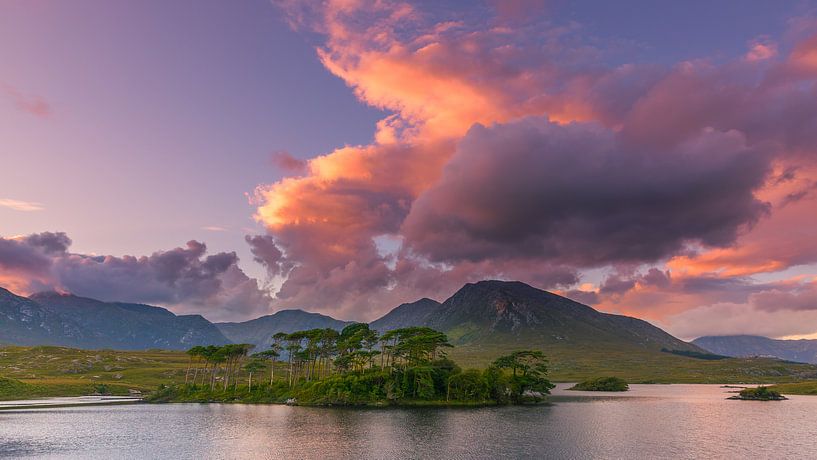 Sonnenuntergang in der Connemara am Derryclare Lough, Irland von Henk Meijer Photography