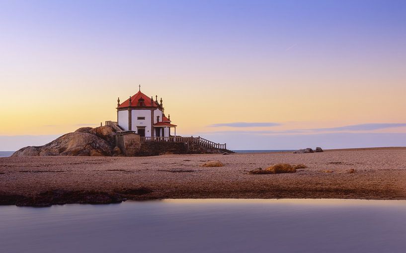 Chapelle sur la plage près de Porto, Portugal par Adelheid Smitt