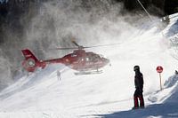 Reddingshelikopter in de sneeuw