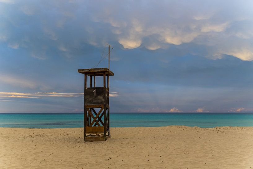 Mallorca, Sonnenuntergang über Rettungsschwimmerhaus am Strand Panorama von adventure-photos