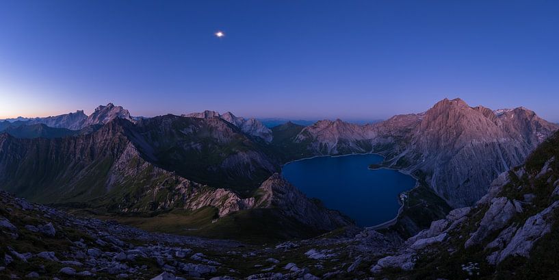 Blaue Stunde über dem Lünersee von Denis Feiner
