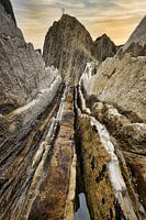 Schräge Felsplatten am Abend