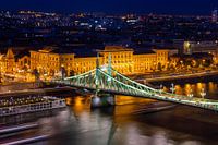 Panorama du soir de Budapest avec le Danube et le Pont de la Liberté au premier plan