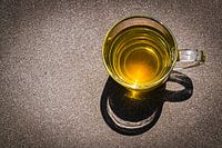 Tasse Tee in schönem Kontrast zum grauen Hintergrund.