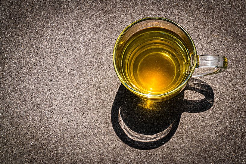 Tasse Tee in schönem Kontrast zum grauen Hintergrund. von Rianne Groenveld