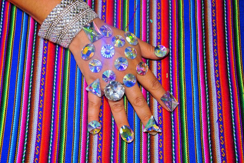 bling bling hand op een kleurrijke handgemaakte kleed, von Gerrit Neuteboom