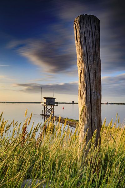 schöner Sonnenuntergang hinter einem Fischerhaus am Wasser in Scharendijke in der Provinz Zeeland von gaps photography