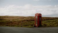 Klassische rote Telefonzelle in den schottischen Highlands