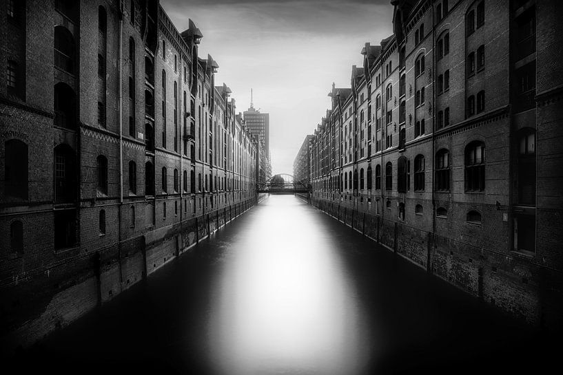 Hamburger Speicherstadt dans la ville portuaire de Hambourg par Manfred Voss, Photographie Noir et Blanc