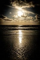 Un romantique coucher de soleil doré sur la plage de la mer du Nord
