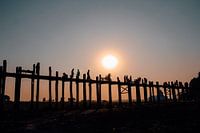 Die U-Bein Brücke bei Sonnenuntergang in Myanmar