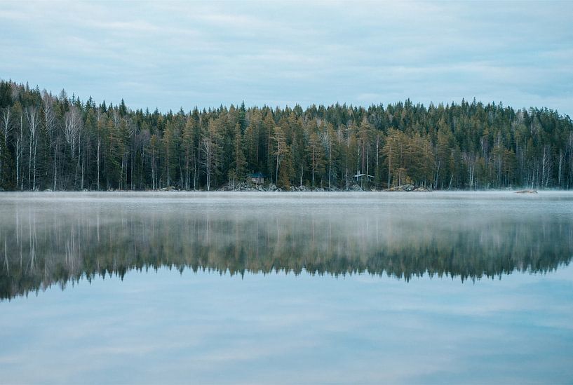 Cabanes au bord d'un lac brumeux en Suède par Joep van de Zandt