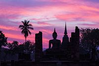 Statue de Bouddha au coucher du soleil à Sukhothai, en Thaïlande.