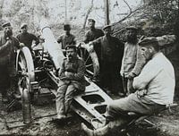 World War I cannon gun soldiers