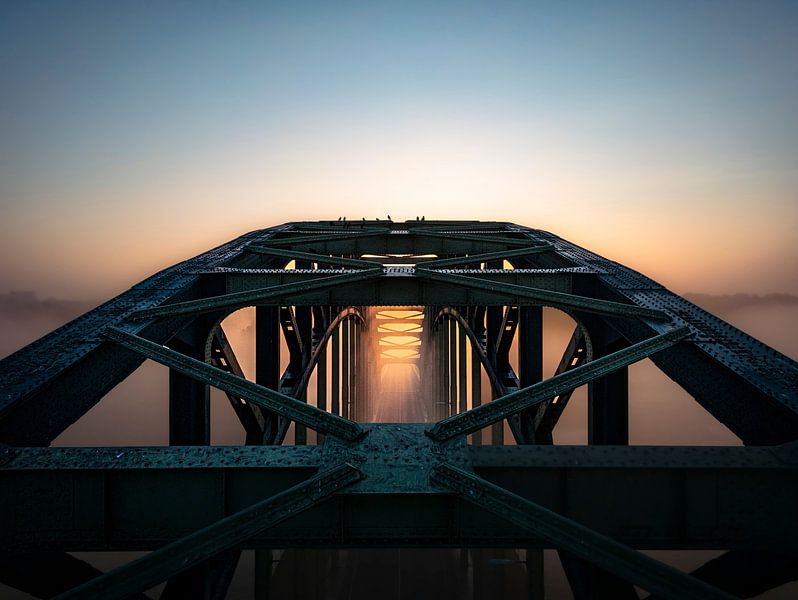 Alte IJsselbrücke zwischen Hattemerbroek und Zwolle bei Sonnenaufgang von Ben van Balgoijen