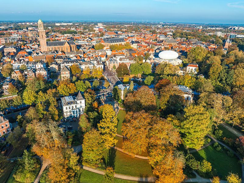 Luftaufnahme der Stadt Zwolle an einem schönen Herbsttag von Sjoerd van der Wal Fotografie