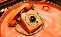 Orange Wählscheiben-Telefon – Retro Design Fotokunst