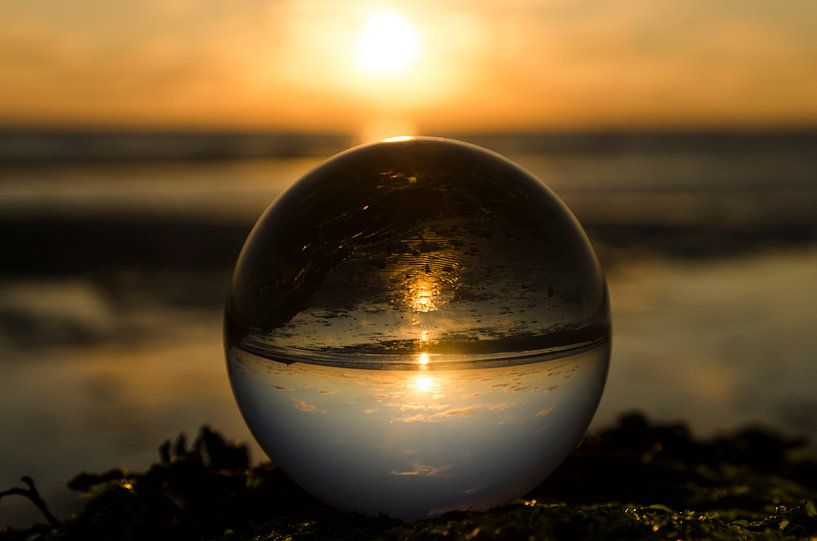 zonsondergang door een lens ball by Annelies Cranendonk