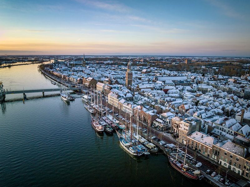 Vue de la ville de Kampen sur la rivière IJssel par un froid soleil d'hiver par Sjoerd van der Wal Photographie