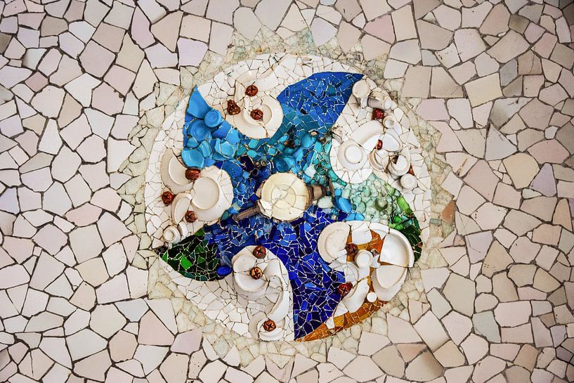 Mosaïque de plafond de Gaudi au Parc Guell de Barcelone par Andreea Eva Herczegh
