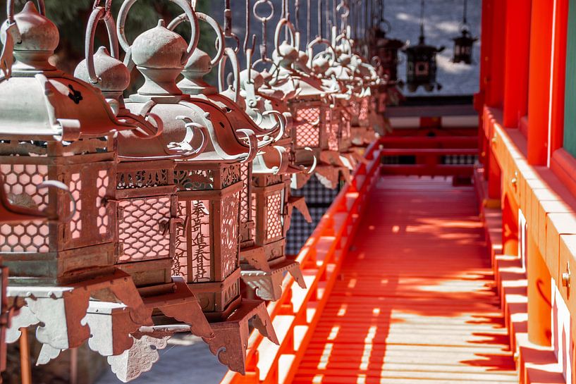 Lanternes dans un temple japonais par Mickéle Godderis