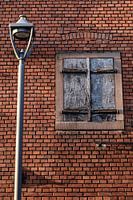 Mur avec volet gris-bleu et lampadaire