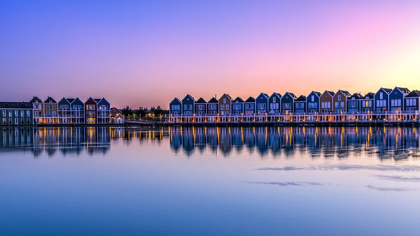 Maisons au bord du lac au coucher du soleil par Rene Siebring
