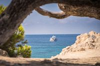 Vorderansicht einer Motoryacht. Paguera, Mallorca (Spanien)
